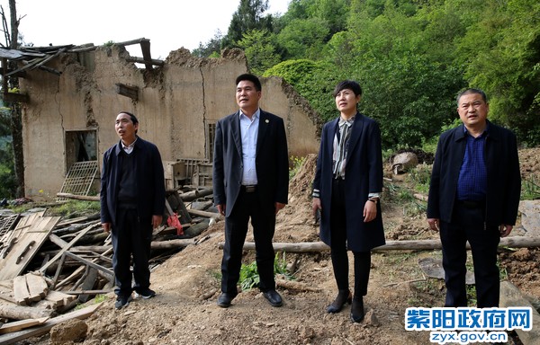 4月23日，陪同市自然资源局局长王琳在焕古镇刘家河村检查旧宅基地腾退工作.jpg