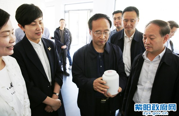4月26日，在茶棒茶公司调研考察.jpg