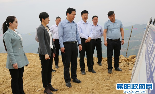 5月4日，陪同市长赵俊民视察擂鼓台旅游公路建设情况.jpg
