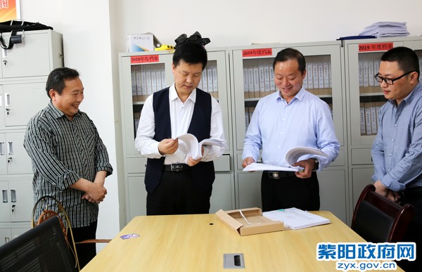 5月1日，在向阳镇脱贫攻坚指挥部调研.jpg