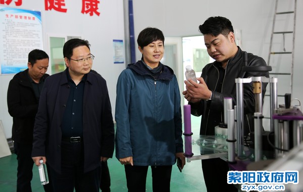4月22日，在稀硒泉公司检查调研企业复工复产工作.jpg