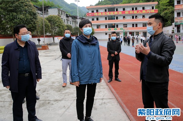 4月22日，在瓦庙镇中心学校检查疫情防控和复学工作.jpg