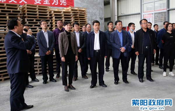 4月19日，陪同宝鸡市太白县委副书记、县长张建科在睿智环保建材调研.jpg