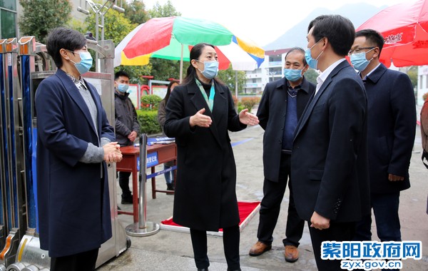 4月2日，陪同副市长杨淼在蒿坪镇初级中学检查春季开学准备情况.jpg