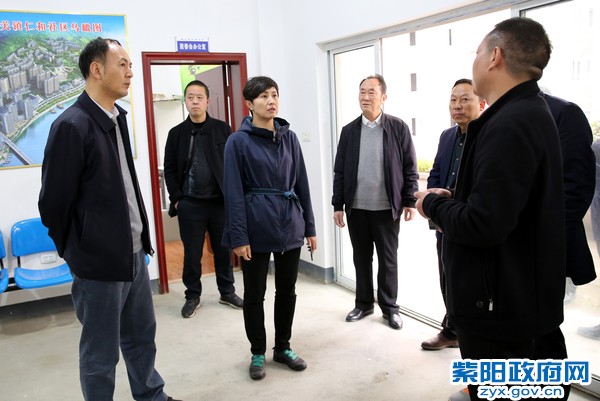 3月24日，在仁和国际搬迁安置社区检查社区服务中心建设情况.jpg