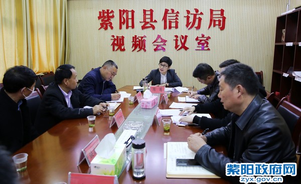 3月23日，在县信访接待中心接待群众来访.jpg