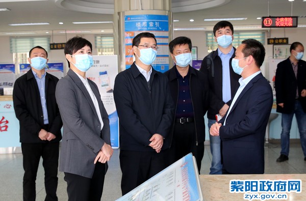 3月19日，陪同市委常委、副市长邱纪成在县政务服务中心调研.jpg