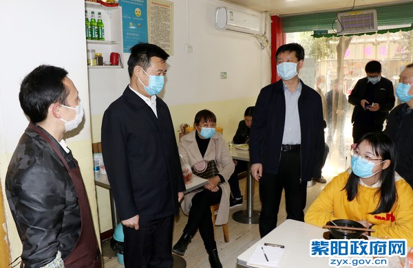 3月18日，陪同市委书记郭青调研餐馆复工复产情况.jpg