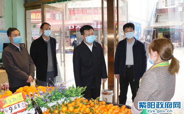 3月18日，陪同市委书记郭青在紫邑新城步行街调研.jpg