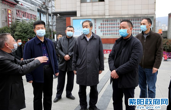 3月2日，陪同市委常委、副市长刘元世在县城广场检查疫情防控工作.jpg