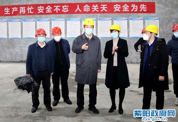 3月2日，陪同市委常委、副市长刘元世在睿智环保建材检查疫情防控工作.jpg