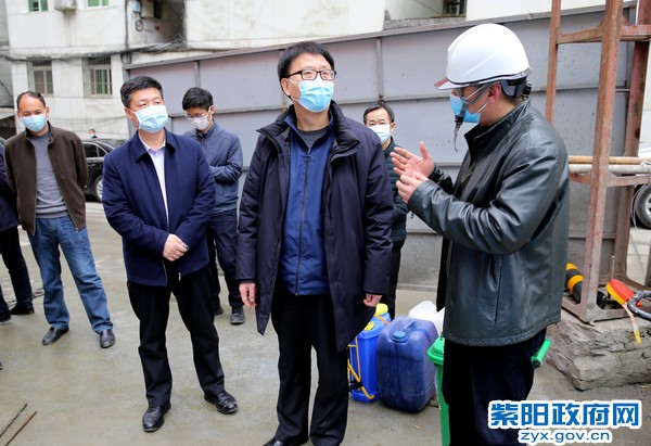 2月25日，陪同市委常委、统战部部长雷西明在农业局开发项目二期调研复产复工情况.jpg