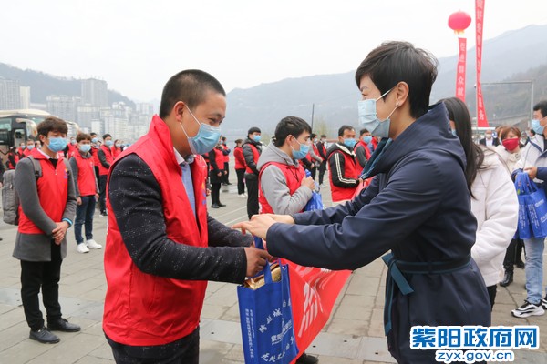 2月21日，紫阳县2020年首批农民工返城返岗就业欢送仪式6.jpg