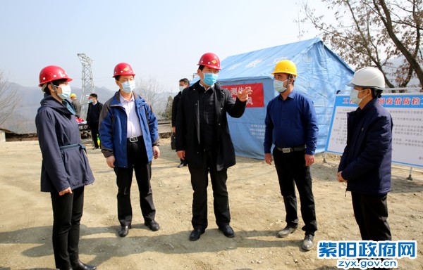 2月13日，陪同市长赵俊民在神钟路项目建设现场调研.jpg