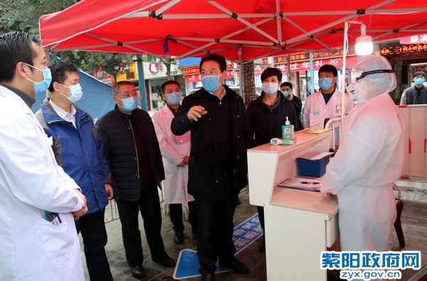 2月13日，陪同市长赵俊民在县医院预检分诊调研.jpg