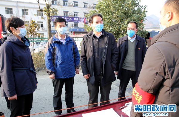 2月13日，陪同市长赵俊民在蒿坪镇高速路下站口调研.jpg
