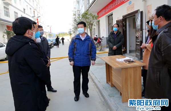 2月9日，在洞河镇集镇移民搬迁安置小区检查疫情防控工作.jpg