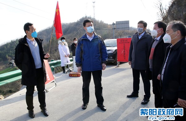 2月9日，在洞河镇滚子垭检查疫情防控工作.jpg
