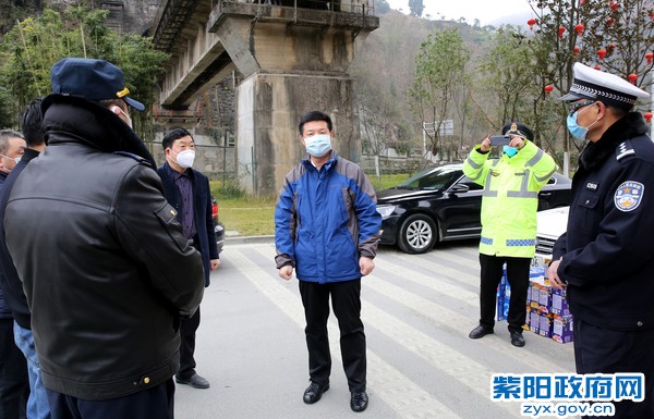 2月8日，在县城高速路下站口看望慰问防控工作人员.jpg