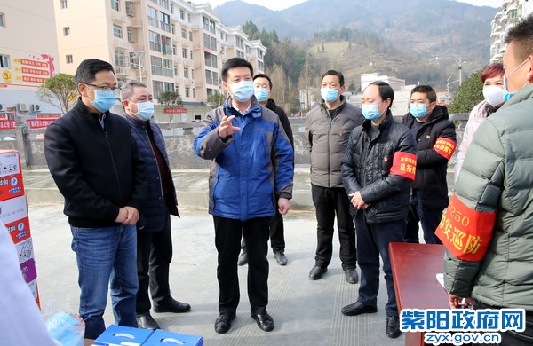 2月8日，在双安镇集镇社区检查疫情防控工作.jpg