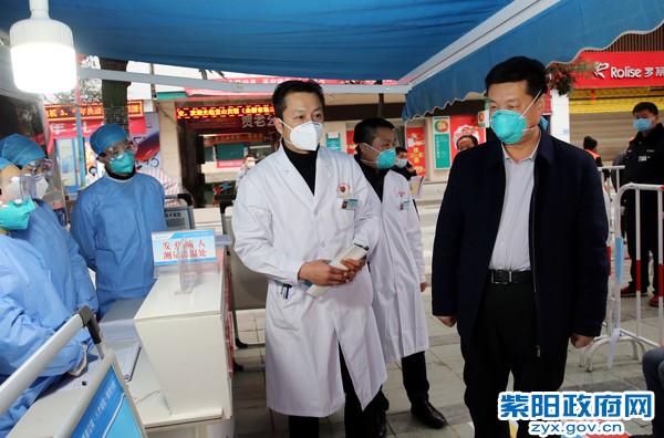 1月28日，在县医院检查发热门诊预检分诊工作情况.jpg