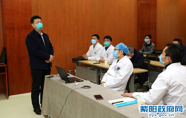 1月28日，在县医院会商研判新型冠状病毒防控工作.jpg