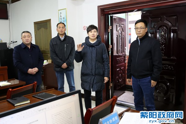 1月26日，在县新型冠状病毒疫情防控指挥部看望慰问jpg.jpg