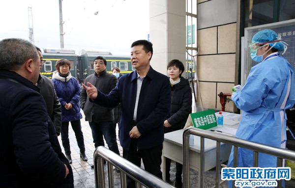 1月23日，在夏火车站检查肺炎疫情防控工作.jpg