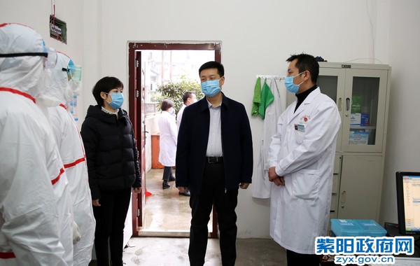 1月23日，在县医院检查肺炎疫情防控工作.jpg
