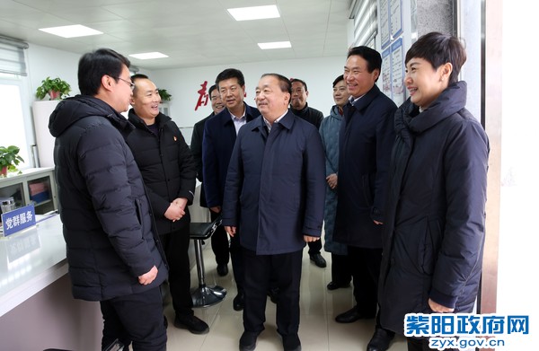 1月22日，陪同省委常委、省委组织部部长张广智在青中村看望驻村工作队员（陈刚  摄）.jpg
