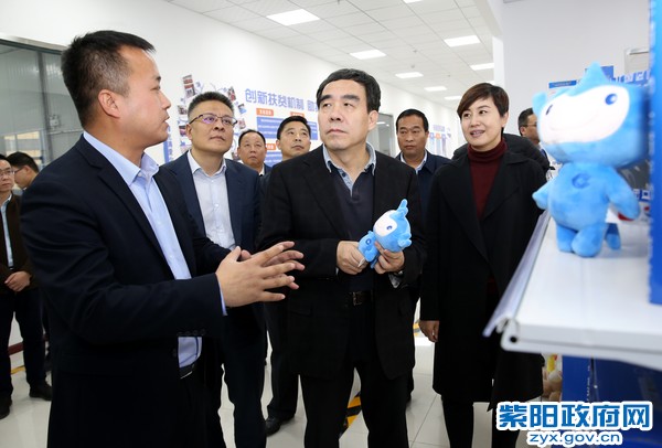 11月14日，陪同中国建行田国立董事长在爱多宝毛绒玩具新社区工厂视察.jpg