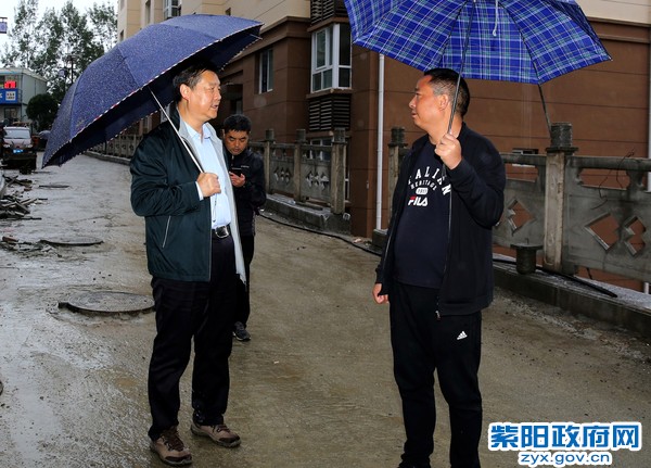 10月9日，在城关镇新桃村移民搬迁安置点考察.jpg