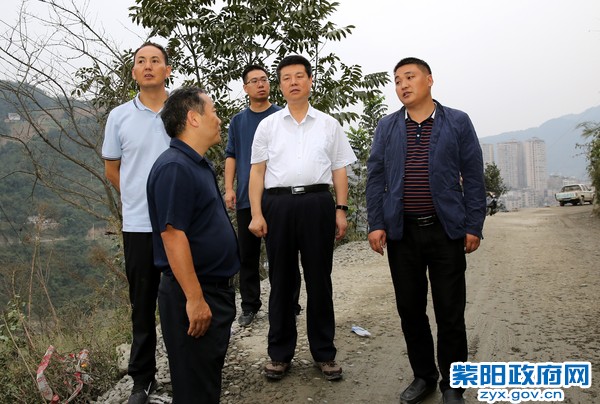 10月2日，视察仁和搬迁社区到户道路规划.jpg
