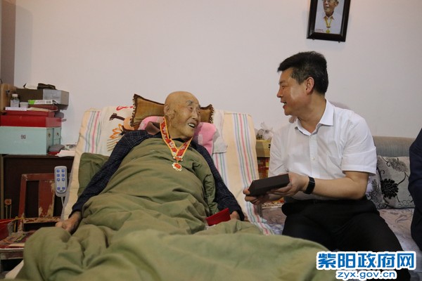 慰问谢刚(1).JPG