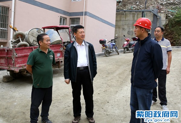 9月24日下午，在任何国际社区督战小区道路建设2.jpg