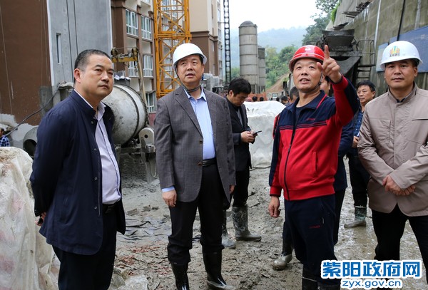9月19日，在仁和国际社区检查施工进度1.jpg