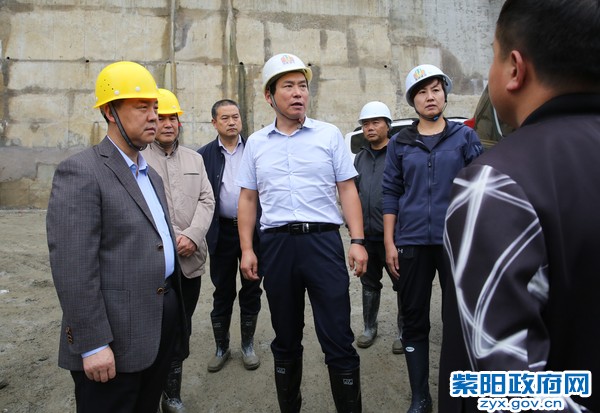 9月19日，陪同市长赵俊民在仁和国际搬迁社区视察3.jpg