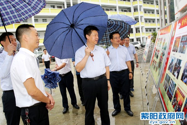 9月4日，在东木镇中心学校调研检查开学情况.jpg