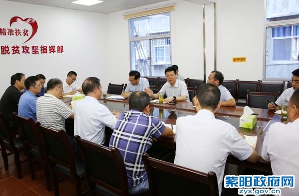 8月25日，在县脱贫攻坚指挥部调研座谈.jpg