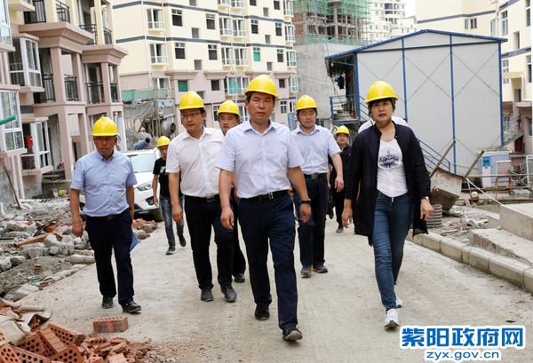 7月6日，陪同市长赵俊民在仁和千户社区调研.jpg