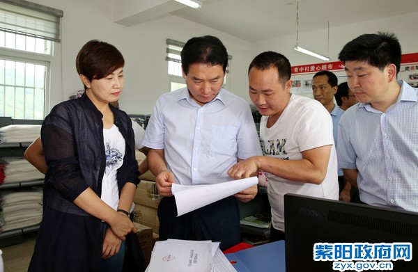 7月6日，陪同市长赵俊民在青中村爱心超市调研调研.jpg