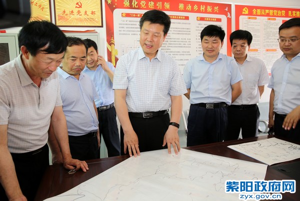 6月6日，在城关镇富家村调研脱贫攻坚工作.jpg