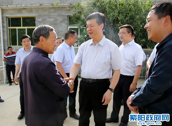 6月6日，在城关镇富家村走访看望贫困群众.jpg