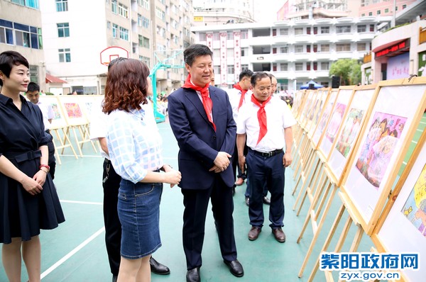 5月31日，在紫阳小学调研.jpg