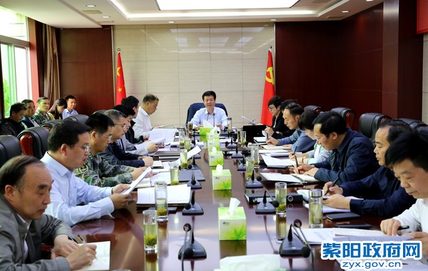 4月30日，主持召开县委常委扩大会议.jpg