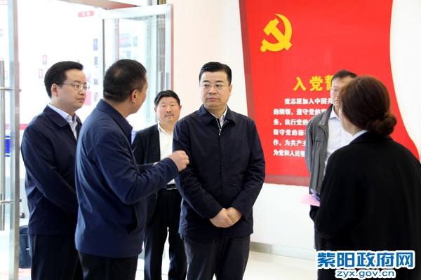 2019年4月29日，市委常委、组织部部长在城关镇环城路社区调研基层组织建设_副本.jpg