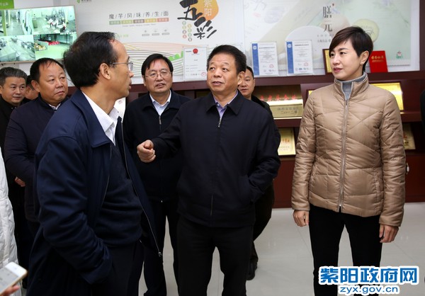 12月6日，陪同中国工程院院士、中国农业科学院副院长王汉中一行在紫阳县富硒食品公司调研.jpg