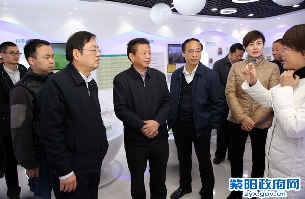 12月6日，陪同中国工程院院士、中国农业科学院副院长王汉中一行在硒产业研究院调研.jpg