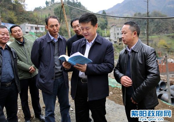 11月20日，检查界岭镇唐家坝移民搬迁安置点建设进展情况.jpg