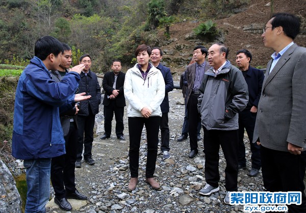 11月15日，在高滩镇百坝村调研脱贫攻坚工作.jpg